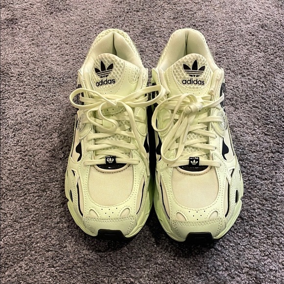 EUC Woman’s Adidas Astir Almost Lime Paint Drip Size 8 - Picture 2 of 9